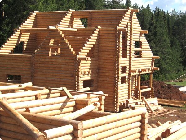 Строительство дома из оцилиндрованного бревна из кедра