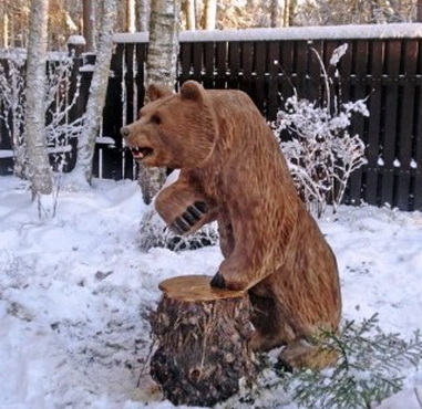 Фигура медведя из кедра